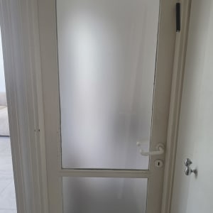 דלת זכוכית חלבית עם ידית לבנה