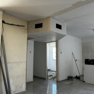 עבודות גבס בתהליך בנייה בחדר פנימי