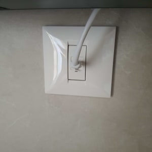 שקע רשת עם כבל מחובר בקיר