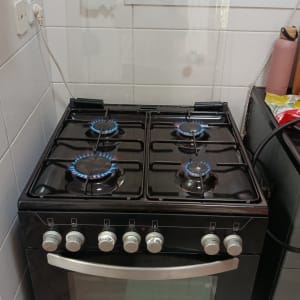 תנור גז עם כיריים דולקות במטבח