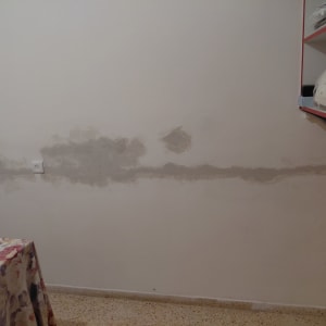 קיר עם תיקוני טיח בחדר פנימי