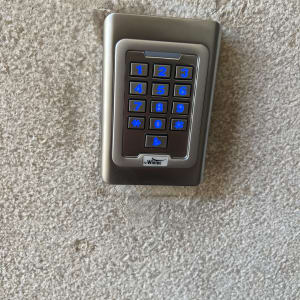 לוח מקשים עם תאורה כחולה על קיר