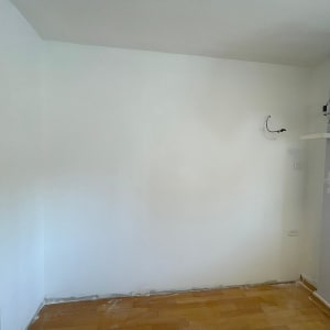 קיר גבס לבן עם חוטים חשמליים חשופים