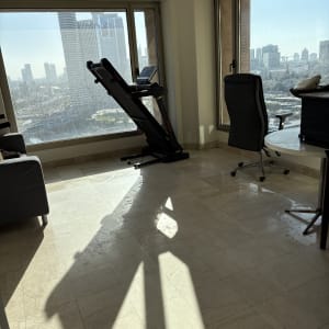 רצפה נקייה עם אור שמש חזק בחדר עם חלונות גדולים