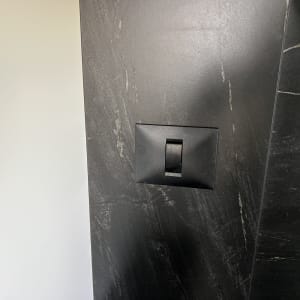 מתג חשמלי שחור על קיר כהה