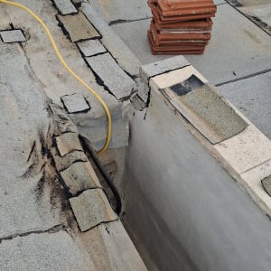 עבודת איטום על גג עם יריעות וחומרים שונים