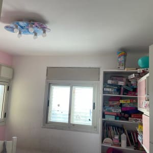 חדר עם קיר גבס, חלון וארון צעצועים