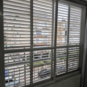 מבט מקרוב על חלון אלומיניום עם תריסי שלבים מותקנים