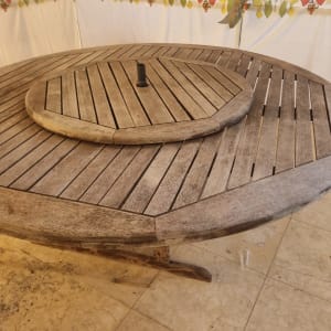 שולחן עץ עגול עם חלק מרכזי מסתובב