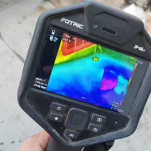 מצלמה תרמית מציגה תמונה צבעונית על מסך
