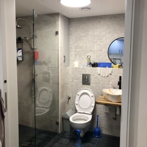 חדר אמבטיה עם מקלחת, שירותים וכיור