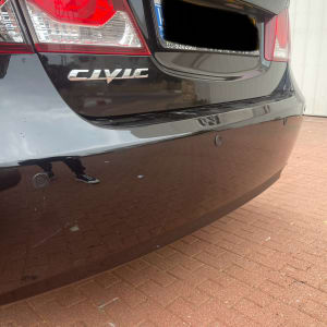 חלק אחורי של רכב הונדה סיוויק עם חיישני חניה