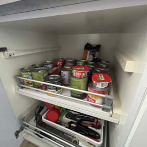 ארון מטבח עם קופסאות שימורים וכלי מטבח
