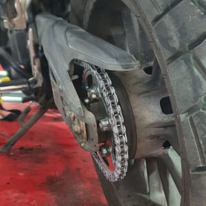 גלגל אחורי של אופנוע עם שרשרת מתכת