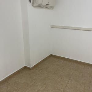 רצפה נקייה עם אריחים חומים בחדר ריק