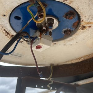 חיבורים חשמליים תחת דוד שמש עם חלודה