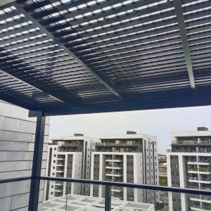 פרגולה מאלומיניום עם קורות אופקיות