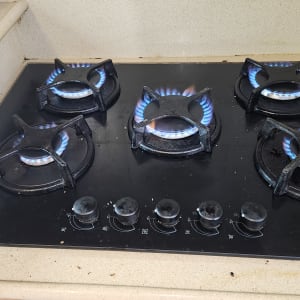 כיריים גז עם חמש להבות דולקות