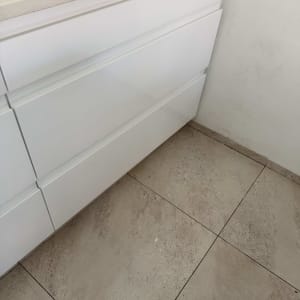 ארונות מטבח לבנים ורצפת אריחים