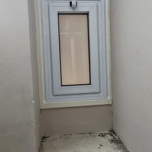 חלון אלומיניום קטן עם קיר מסביב