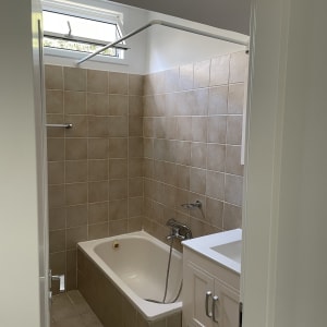 חדר אמבטיה עם אמבטיה, כיור וברזים