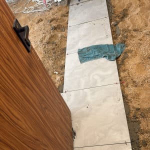 הנחת אריחים על רצפה במהלך שיפוץ