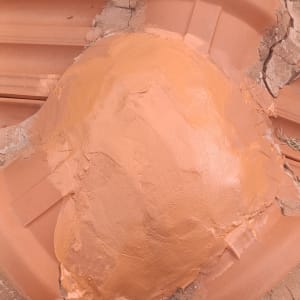 תיקון גג רעפים עם חומר איטום כתום