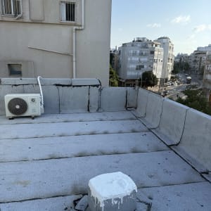 גג עם חומרי איטום ומזגן