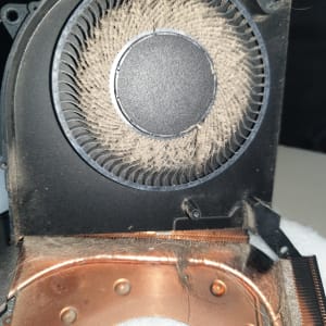 מאוורר מחשב עם אבק על הסנפירים והצלעות