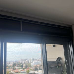 מרפסת עם צמחים ותריסים נגללים