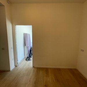 קיר גבס חלק עם תאורה עליונה