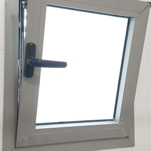 חלון אלומיניום עם ידית שחורה