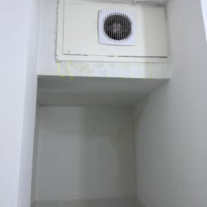 מאוורר מותקן על קיר עם סימני נזילה