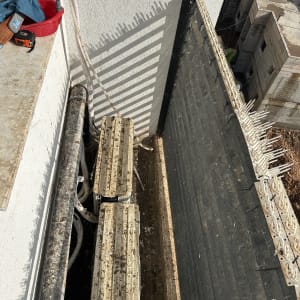 דוקרנים למניעת יונים על גג בניין