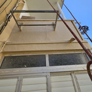 חבלי סנפלינג וציוד עבודה בגובה על חזית בניין