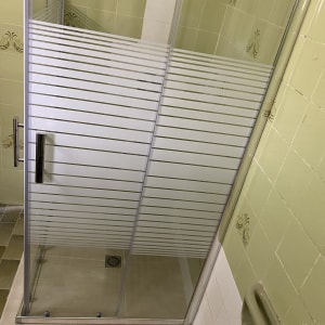 מקלחון זכוכית עם אריחים ירוקים