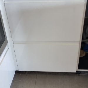 ארון מטבח לבן עם כלים על המשטח