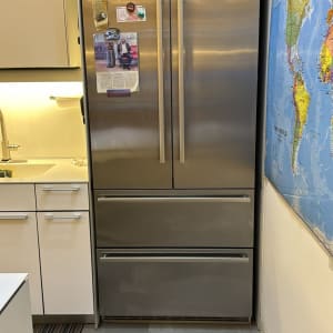 מקרר נירוסטה עם מגנטים ודלתות כפולות