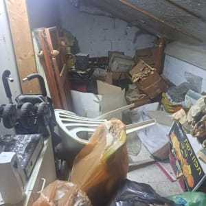 חדר מלא חפצים וארגזים, מתאים לפינוי בית