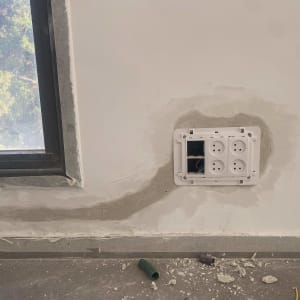 שקע חשמל בקיר עם חוטים חשופים