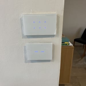 מתגי תאורה חכמים מותקנים על קיר