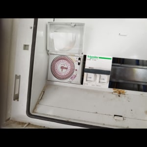 לוח חשמל עם טיימר ומפסקי שניידר אלקטריק