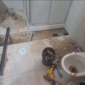 שירותים עם כלים וחומרים לעבודת אינסטלציה