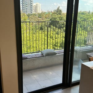 מסגרת אלומיניום לדלת זכוכית במרפסת