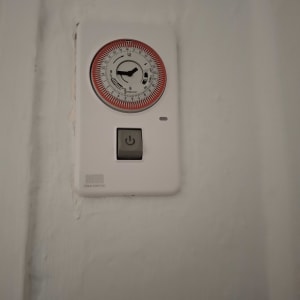 שעון טיימר חשמלי עם כפתור הפעלה