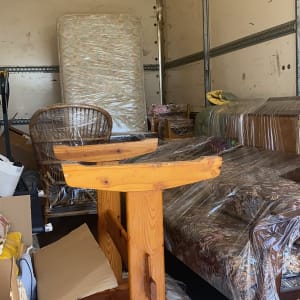 רהיטים עטופים בניילון בתוך משאית הובלה