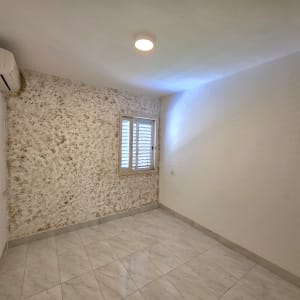 חדר ריק עם קיר מעוצב ומזגן