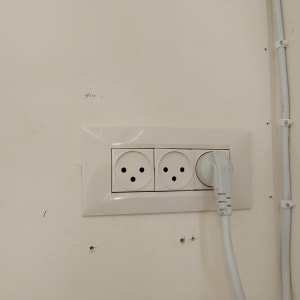 שקע חשמל עם תקע מחובר לקיר