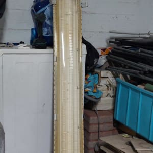 תאורה וכלים בסביבה של עבודה חשמלית