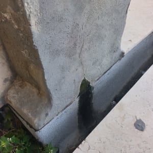 קיר עם סימני רטיבות וסדק קטן